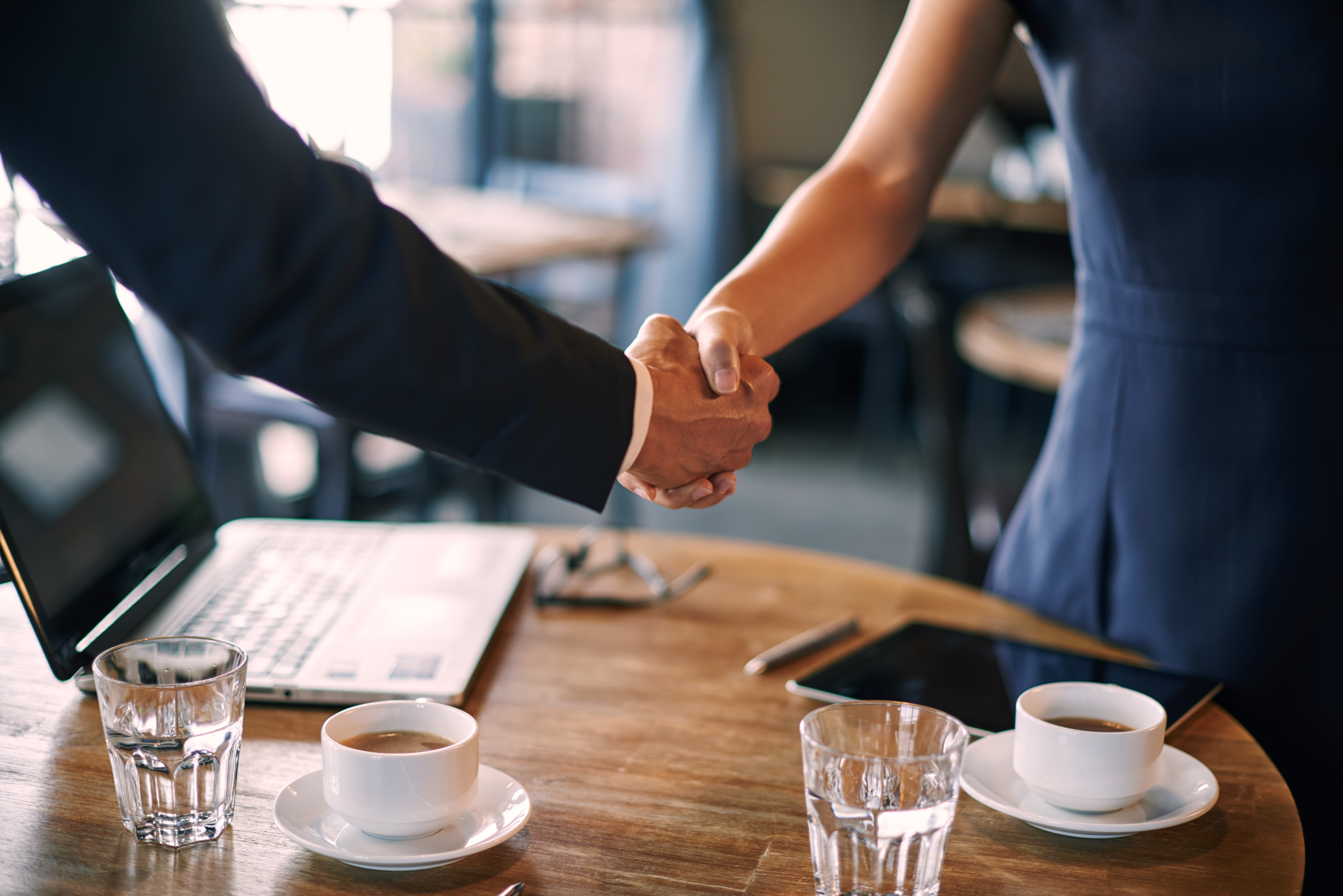 Discussion of partnership in cafe